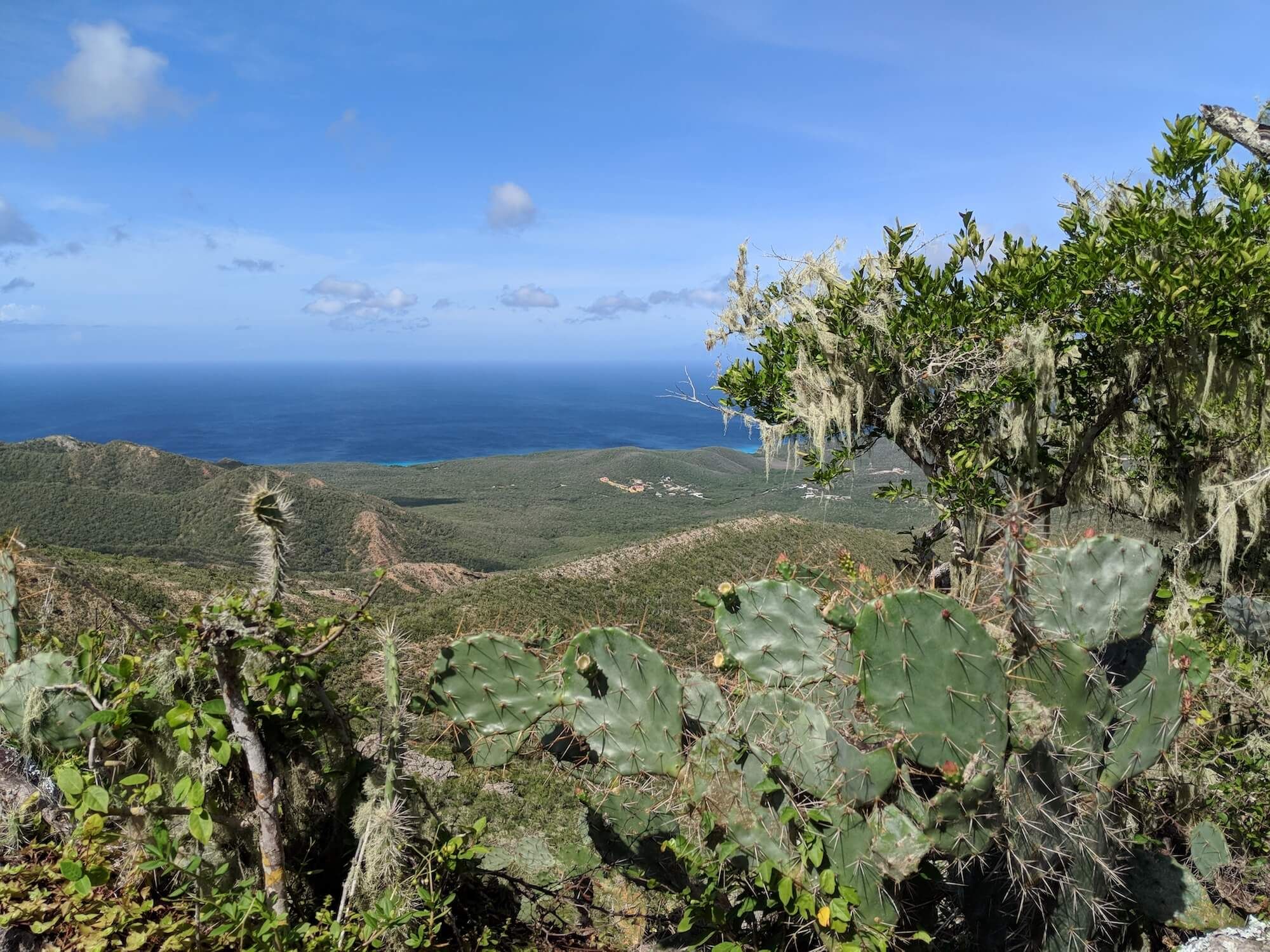 Uitzicht vanaf de Christoffelberg over de heuvels en de Caribische zee